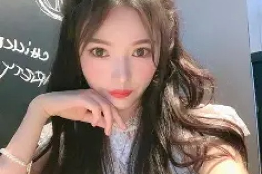 明星八卦看点啥：香港知名演员全素颜出镜60岁还没结婚前男友因肺癌病逝_曾伟权_时候_外界：曝谢贤辞灵礼仅3人出席王菲、孙辈都没现身谢霆锋已准备复工_谢婷婷_葬礼_张柏芝：考古李小璐自嘲是恋爱脑！无戏可